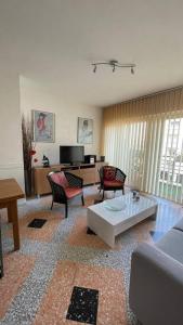 ein Wohnzimmer mit einem Sofa und einem Tisch in der Unterkunft Logement au coeur de Marseille in Marseille