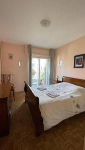ein Schlafzimmer mit einem großen Bett und einem Fenster in der Unterkunft Logement au coeur de Marseille in Marseille