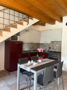 cocina con mesa de comedor y sillas en Casa Conchet, en Polcenigo