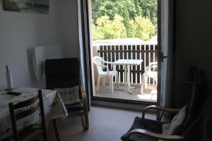 a room with a balcony with a table and chairs at Studio Barbotan in Barbotan-les-Thermes