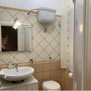 Un baño con lavabo, inodoro y espejo. en Cas'Ilenia Lido Azzurro, en Porto Empedocle 31 fotos más
