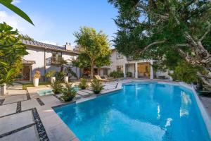 una piscina frente a una casa en Prestige Studio City Estate en Los Ángeles