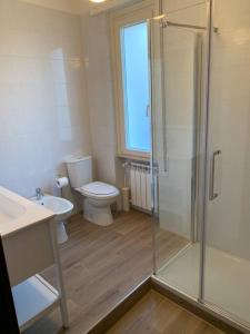 een badkamer met een toilet en een glazen douche bij Valdonica - Relax in campagna in La Spezia