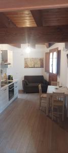 cocina y sala de estar con sofá y mesa en MIRTO di Sardegna, en Assemini