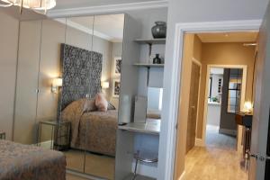 una camera da letto con specchio accanto a un letto di York House Hotel a Whitley Bay