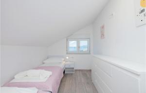 מיטה או מיטות בחדר ב-Awesome Apartment In Podaca With Kitchen