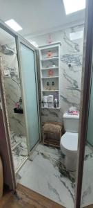 y baño con aseo y ducha a ras de suelo. en Tzfat Boutique Stay! en Safed