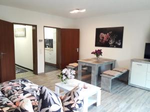 a living room with a couch and a table at Urlaub und Wellness im Fichtelgebirge in Warmensteinach