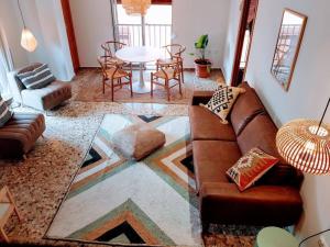 un salon avec un canapé et une table dans l'établissement Mountain Retreat with stunning terrace views, à Pedralba