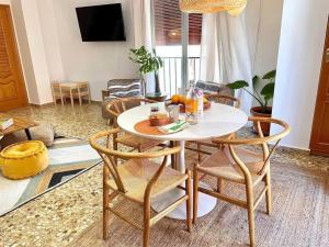 une table blanche et des chaises dans un salon dans l'établissement Mountain Retreat with stunning terrace views, à Pedralba