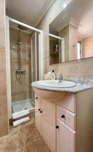 une salle de bain avec un lavabo et une douche dans l'établissement Mountain Retreat with stunning terrace views, à Pedralba 20 autres photos