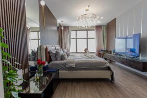 una camera con un grande letto e una TV a schermo piatto di فلل المدينة العالية الجديدة High City Villa VIP a Abha
