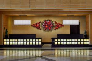 a lobby with two benches and a wreath of flowers at Lancaster Marriott at Penn Square in Lancaster