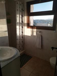 een badkamer met een wastafel en een raam bij FerienwohnungMoraira in Moraira
