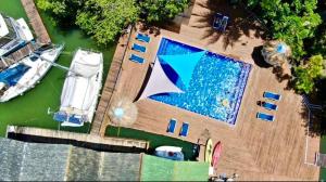 una vista aérea de una piscina con un barco en Mar Marine Yacht Club en Río Dulce