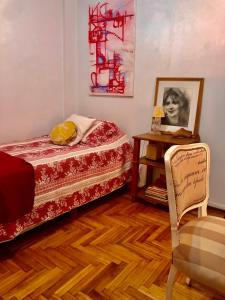 a bedroom with a bed and a table and a chair at Te invito a Compartir mi Depto. Artlovers. Solo Damas. in Buenos Aires