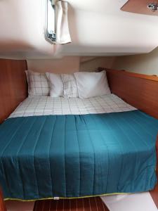 una cama en medio de un barco en Galeao Tropical Unipessoal Limitada, en Ponta Delgada