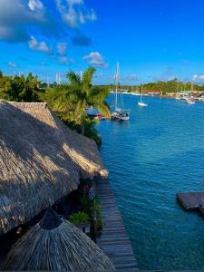 vistas a un puerto con barcos en el agua en Mar Marine Yacht Club en Río Dulce