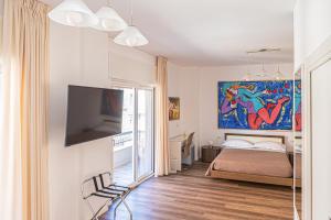 een slaapkamer met een bed en een schilderij aan de muur bij MELO 48 in Bari