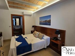 Postel nebo postele na pokoji v ubytování HOTEL ISLA PLANA