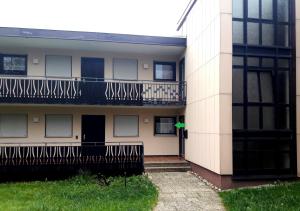 a building with two balconies on the side of it at Urlaub und Wellness im Fichtelgebirge in Warmensteinach