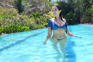 塞諾的住宿－Villa Yira Eco-hotel，游泳池里一个蓝色比基尼的女人