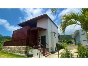 uma pequena casa com um vermelho e branco em Me-fi-You Ishigaki Island - Vacation STAY 95379 em Ishigaki