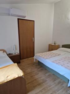 Posteľ alebo postele v izbe v ubytovaní Sis&Bro-Novalja