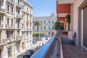 een balkon met uitzicht op een straat bij MELO 48 in Bari