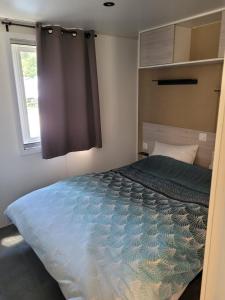una camera da letto con un grande letto e una finestra di Perle des îles a Lège-Cap-Ferret