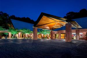 Princeton Marriott at Forrestal في برينستون: مبنى من الطوب كبير مع شمسية في الليل