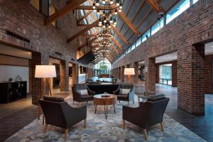 eine Lobby mit Stühlen, einem Sofa und einem Tisch in der Unterkunft Princeton Marriott at Forrestal in Princeton