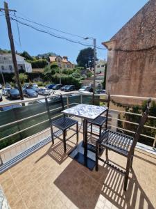 een tafel en 2 stoelen op een balkon bij Casa do Albuquerque in Sintra