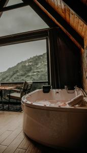 bañera en una habitación con ventana grande en Soore Bungalov en Ardeşen