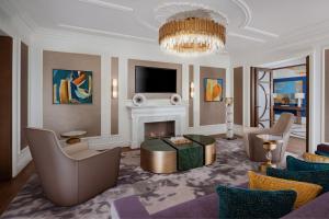 TV a/nebo společenská místnost v ubytování The Ritz-Carlton, Baku