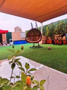 shehab - residence Hotel apartment في القاهرة: حديقة صغيرة فيها كرة قدم في العشب