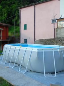 duża trampolina przed budynkiem w obiekcie CASA SILVANA w mieście Equi Terme