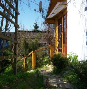 uma casa com uma porta de madeira e uma cerca em Agroturystyka Kalina Wielka em Kalina Wielka