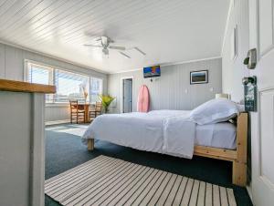 巴克斯頓的住宿－Tower Circle Motel，一间卧室配有一张床和一张桌子