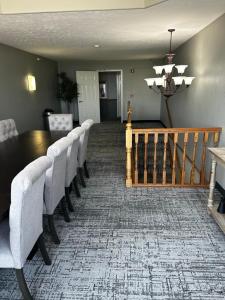 a dining room with a long table and chairs at Platte Valley Inn in Columbus