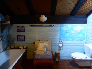 ein Badezimmer mit einer Badewanne, einem WC und einem Waschbecken in der Unterkunft Haus Wagner in Schiltach