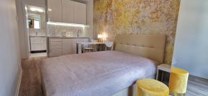 sypialnia z dużym łóżkiem i kuchnią w obiekcie WOW FLOU Przystań Letnica Apartamenty 700m plaża w Gdańsku