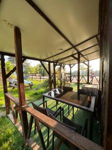 un padiglione con tavolo e sedie in un campo di Bear House Uludağ Bungalov a Hüseyinalan