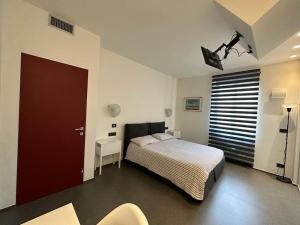 a bedroom with a bed and a desk and a window at [*Luxus393*] metro a 50m, Lingotto Fiere, Ospedali in Turin