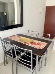 una mesa de comedor con 2 sillas y un plato. en Apartamento Cerca al mar en Cartagena de Indias