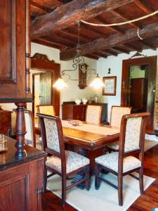comedor con mesa de madera y sillas en Corredoira, en Vivero
