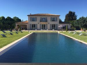 una casa con piscina frente a una casa en Bastide des Lauves, en Aix-en-Provence