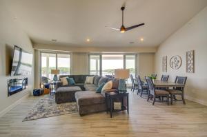 Χώρος καθιστικού στο Lake Views and Pool Access Ozarks Condo!