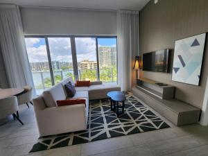 Μια τηλεόραση ή/και κέντρο ψυχαγωγίας στο Modern Waterfront Retreat with Scenic Views