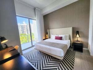 a bedroom with a large bed and a large window at Modern Waterfront Retreat with Scenic Views in Hollywood +26 photos